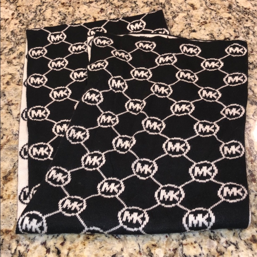 MK Scarf!! 🖤🤍 authentic.